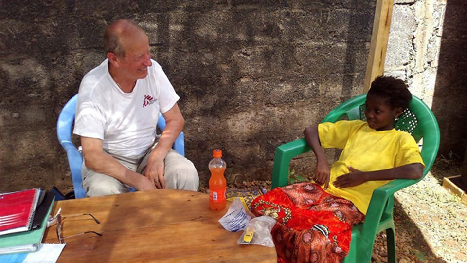 Im Gespräch: Alphonse Salamin unterhält sich mit einem Mädchen in Guinea.