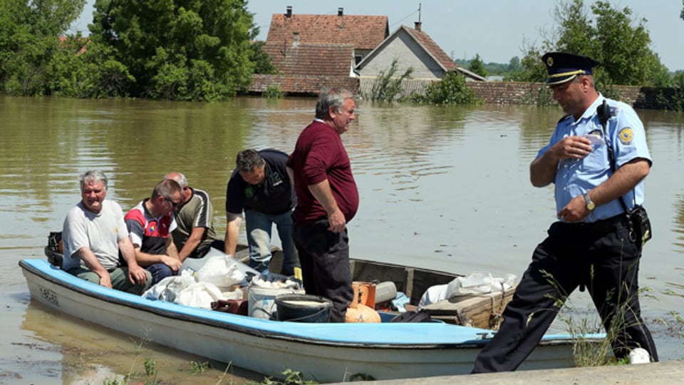 Der Flut ausgeliefert: Diese Menschen in Bosnien kamen nur noch per Boot sicher voran.