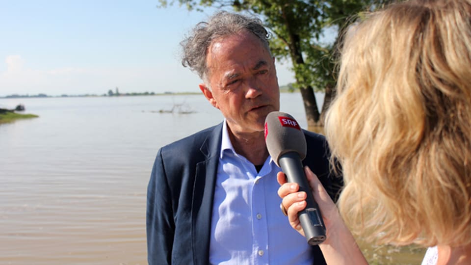 Kritisch: Joseph Reinhardt vom Schweizerischen Roten Kreuz SRK an der überschwemmten Donau im Norden Bulgariens.