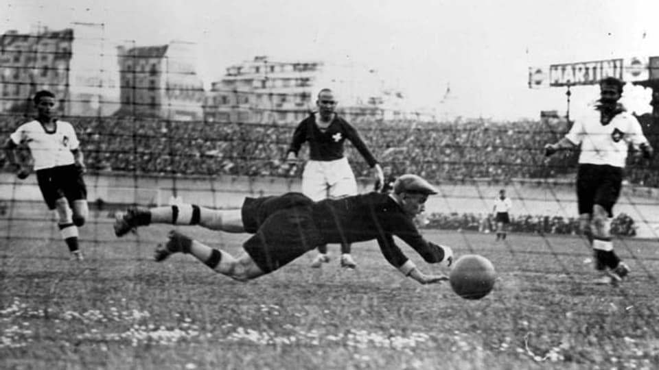 Die Schweiz bezwingt an der Fussball-WM 1938 in Paris Deutschland (Bild: Keystone)