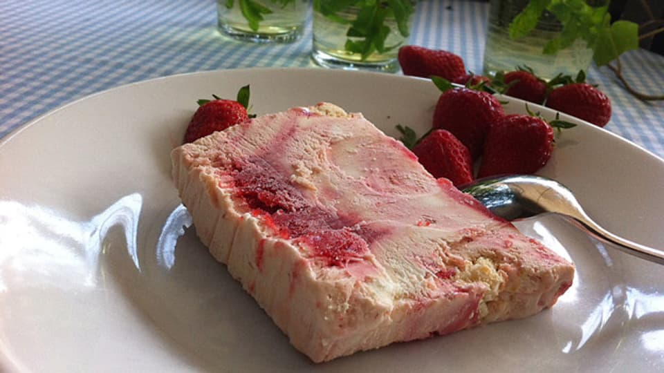 Sommerliches Dessert: Erdbeer-Holunderblüten-Parfait.
