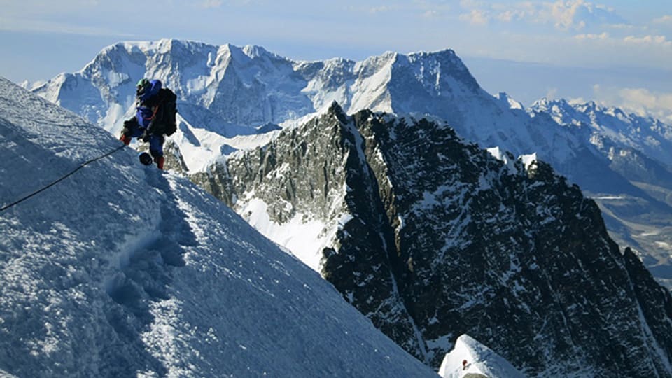 Ein Bergsteiger auf dem Weg zum Gipfel des Mount Everests.