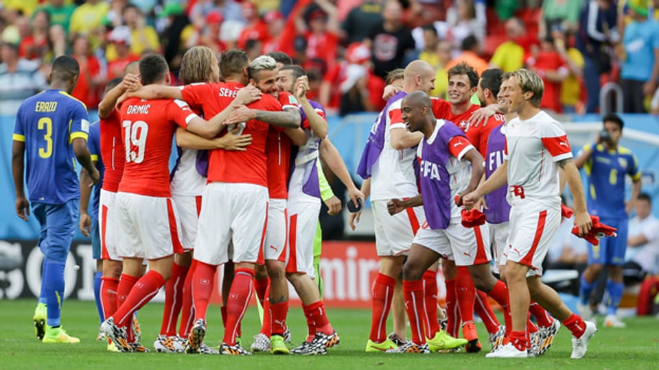 Die Schweizer Nationalspieler jubeln nach dem Sieg gegen Ecuador.