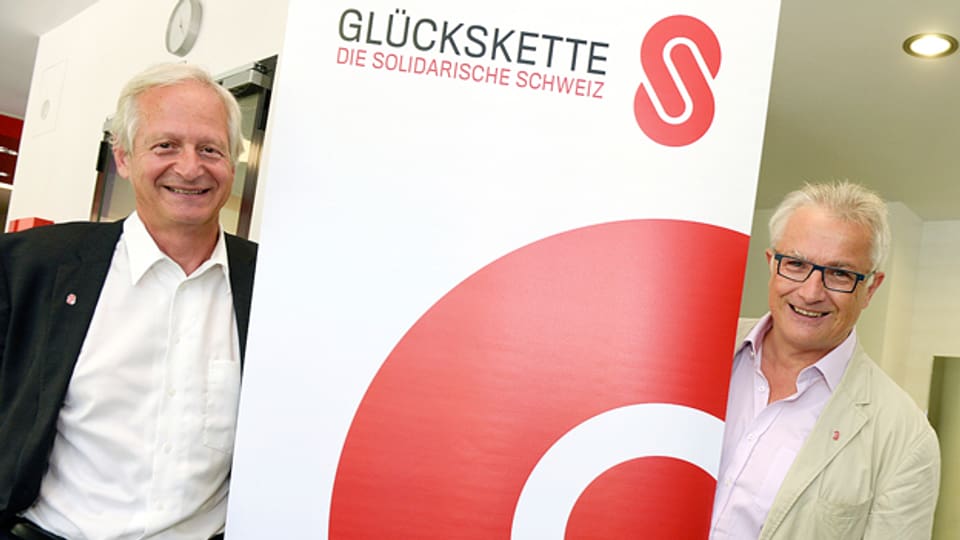 Das neue Logo: Glückskette-Direktor Tony Burgener (rechts) und Präsident Walter Rüegg.