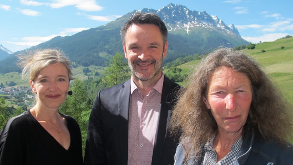 Ein Traumtag in Riom (GR): Gastgeberin Anita Richner (links) mit Giovanni Netzer und Donata Clopath.