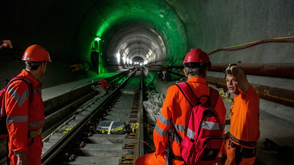 300 Meter unter der Erdoberfläche: Tunnelbauer bei der Arbeit im Gotthard-Basistunnel.