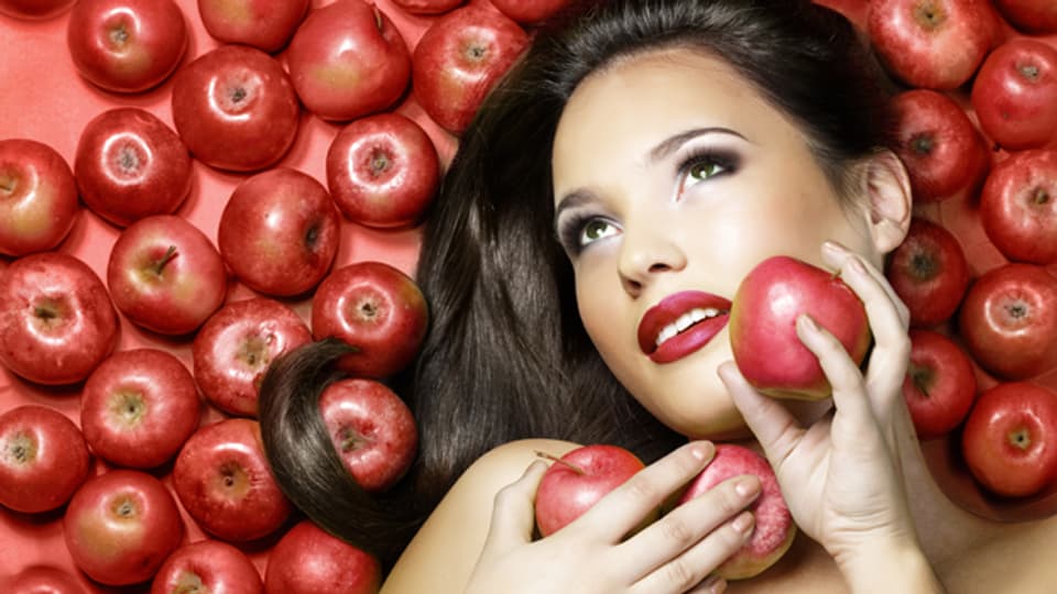 Farbige Früchte und Gemüse enthalten Vitamine, die der Haut gut tun.