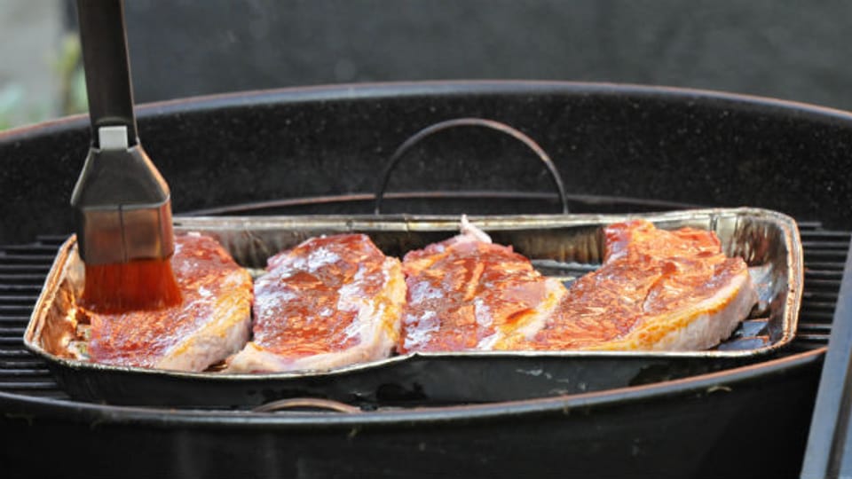 Fleisch auf dem Grill immer vollständig durchbraten! Würste müssen so lange gegrillt werden, dass sie auch im Innern heiss sind.