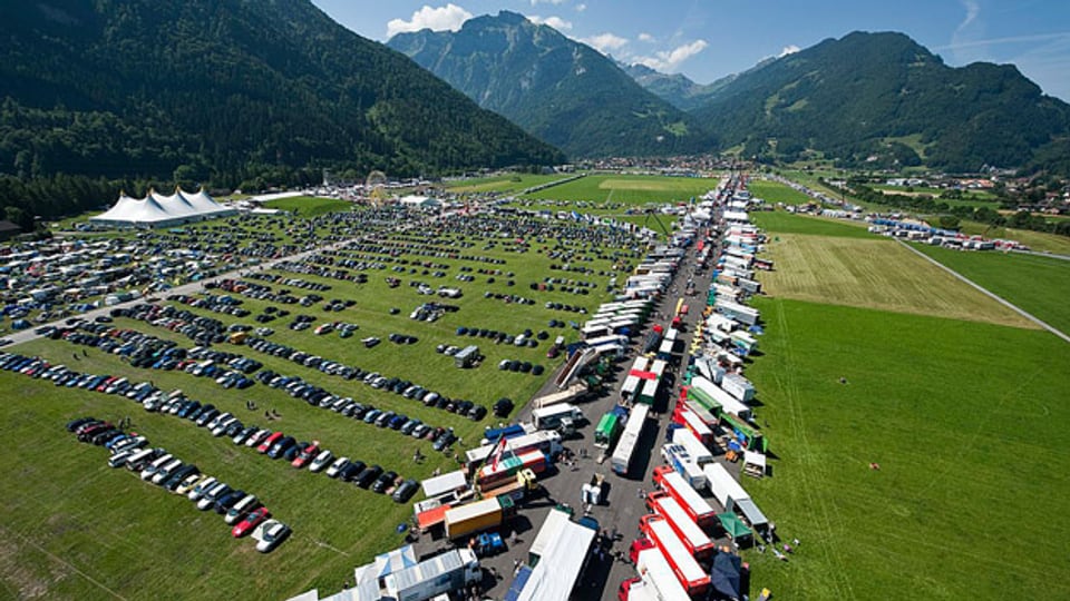 Blick von oben: Die Truckermeile am Interlakener Festival 2010.