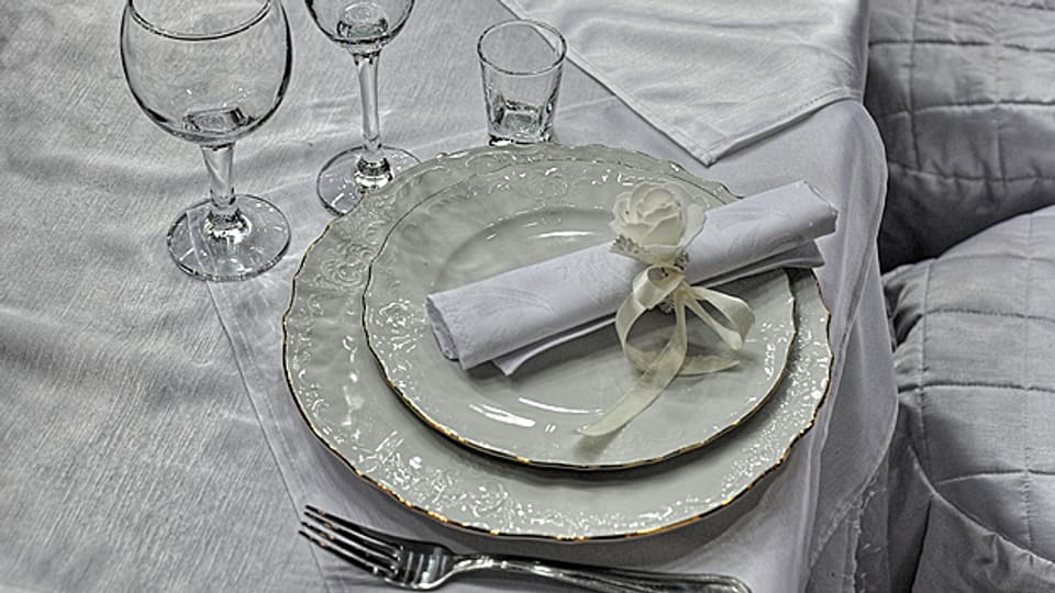 Tischordnung, Begrüssung und Gastgeschenke: Ein guter Gastgeber befolgt ein paar einfache Tipps.