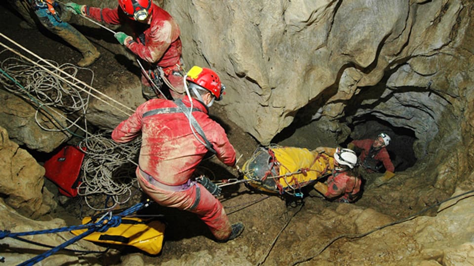 Höhlenretter von Speleo-Secours Schweiz üben die Bergung eines Verletzten.