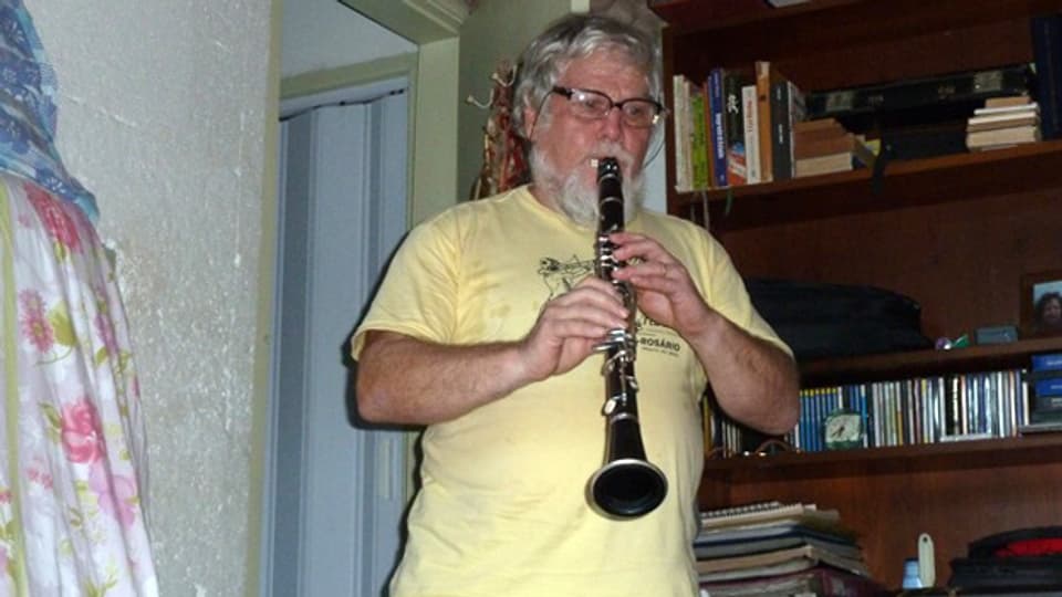 Gallus Bachmann in seiner Wohnung in Rio de Janeiro: Der Musiker übt täglich zwei Stunden.