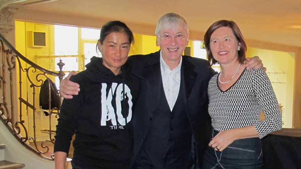Katharina Kilchenmann (rechts) mit der Berner Profiboxerin Aniya Seki und Chefdirigent Mario Venzago.