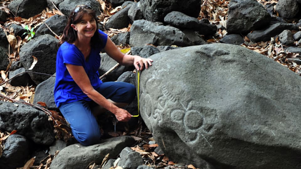 Heidy Baumgartner untersucht polynesische Petroglyphen.