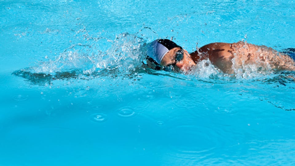 Gelenkschonendes Training: Schwimmen strafft die Muskulatur im Körper.