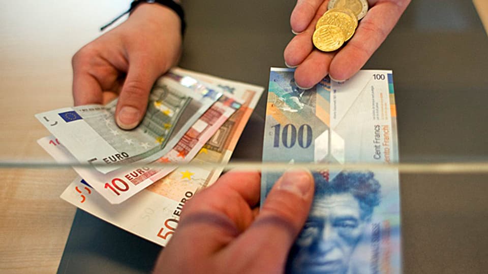 Teurer Schalter: Oft ist der Wechselkurs am Bankomaten besser.