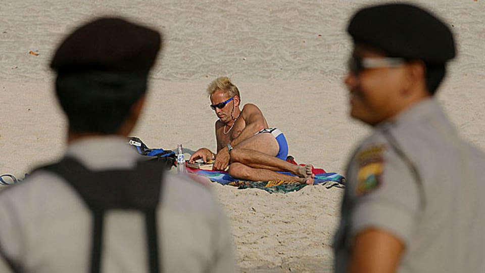 Terror im Paradies: Sicherheitskräfte überwachten den Strand nach einem Bombenanschlag auf Bali 2002.