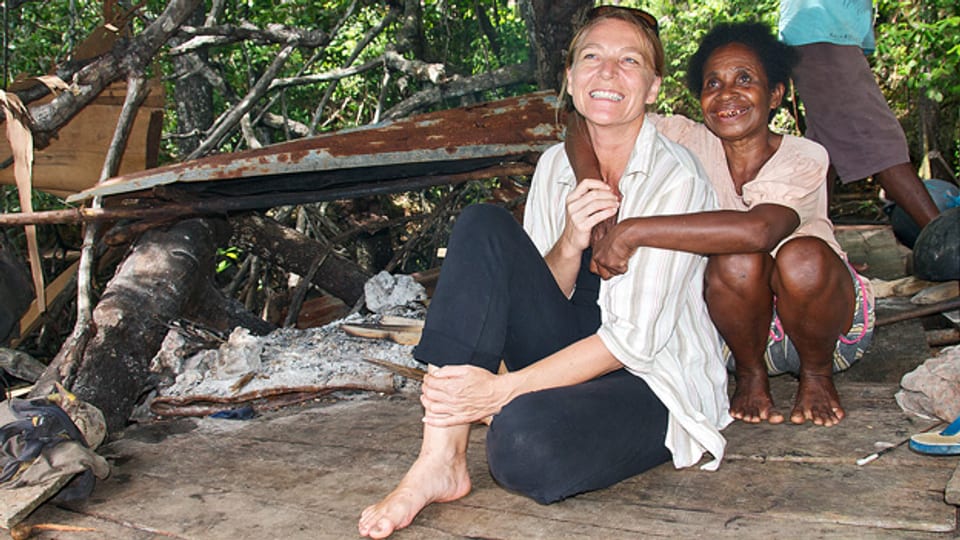 Inselleben: Maja Hadorn mit einer Frau aus dem Nachbardorf Kabui.