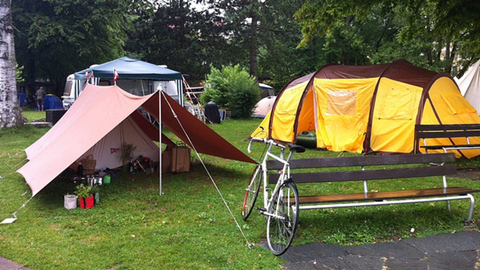 Camping im Regen: Mit Vordächern bleiben die wichtigsten Dinge im Trockenen.