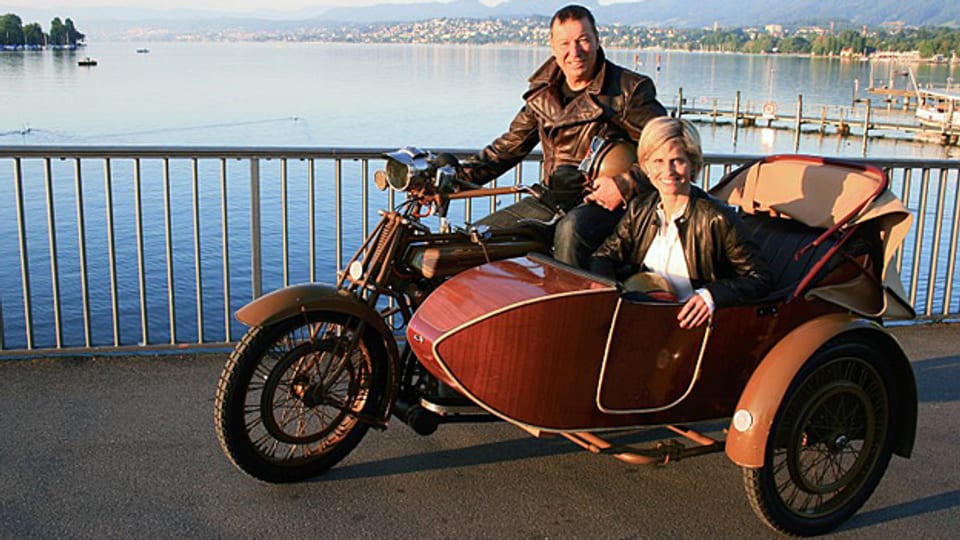 Sabine Dahinden und Oldtimertöff-Besitzer Bruno Egloff unterwegs mit der Motosacoche.