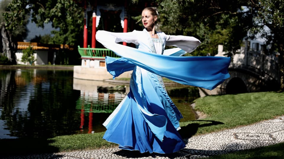 Sonja Rösli tanzt den klassischen chinesischen Tanz und macht Schweizer Folklore-Shows.