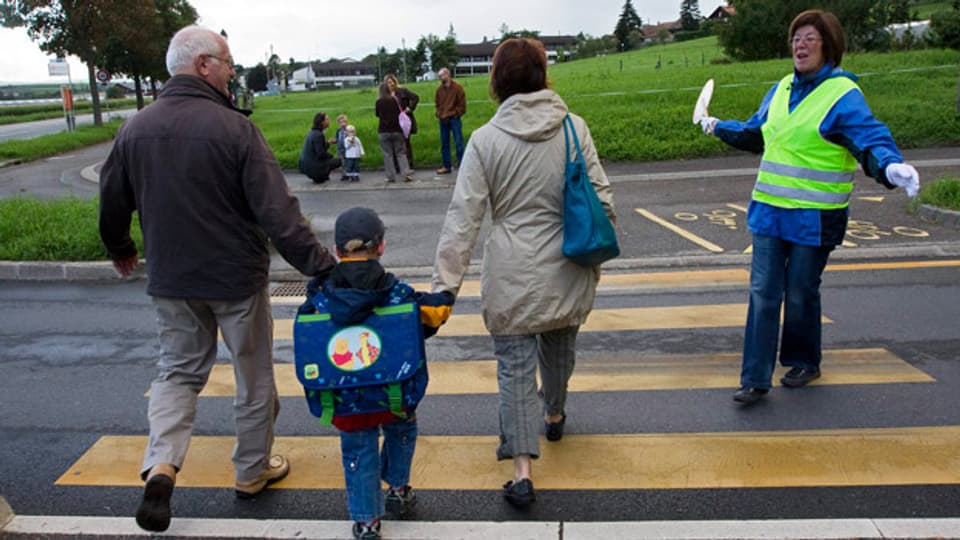 Die ersten Schritte im Strassenverkehr: Verkehrslotsen helfen kleinen Kindern bei dieser Herausforderung.
