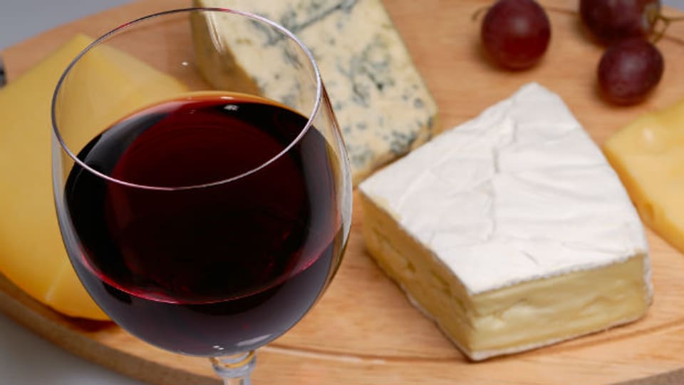 Histamin ist in fast allen Lebensmittel enthalten. Regelrechte Histamin-Bomben sind Rotwein und gereifter Käse.