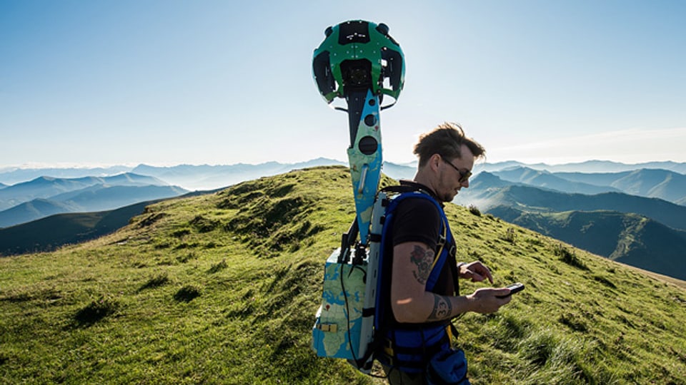 Ein Mann ist mit einem «Google Trekker» auf dem Monte Generoso unterwegs.