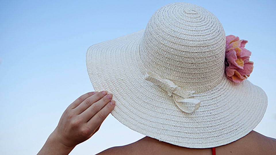 Schützende Kopfbedeckung: Noch besser wäre es, die Mittagssonne ganz zu meiden.