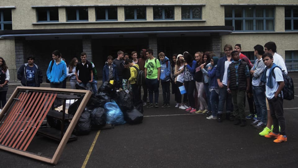 Machen die Stadt sauber: Die Schulklasse im Zürcher Schulhaus Friedrichstrasse.