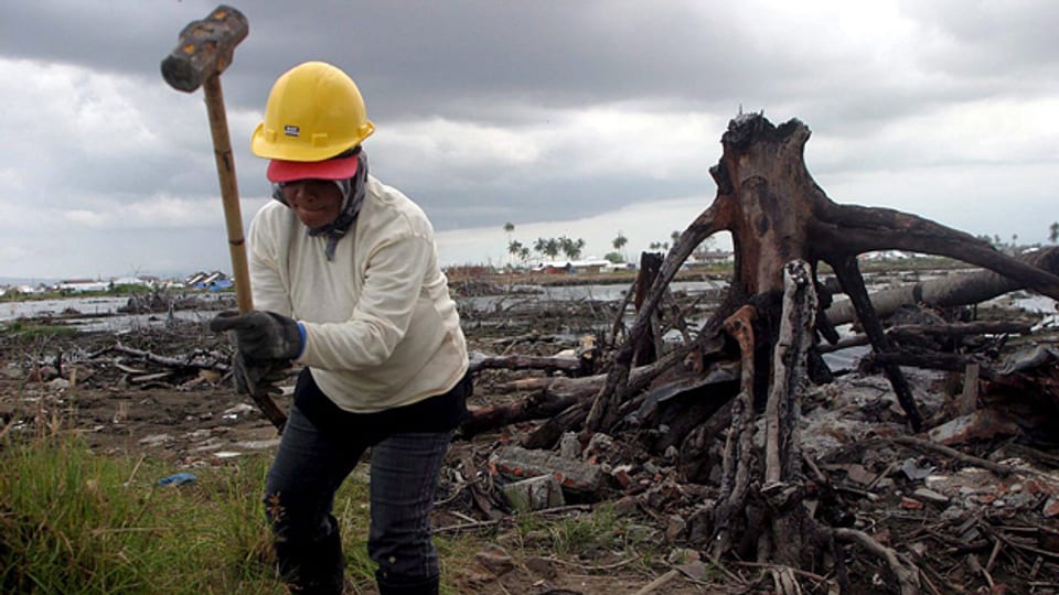 Ein Jahr nach der Katastrophe: In der indonesischen Provinz Meraxa arbeitet eine Frau 2005 am Wiederaufbau.