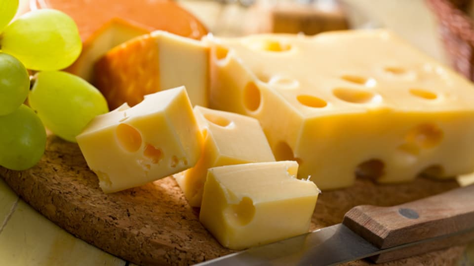 Käse sollte man kühl, verpackt und dunkel lagern.