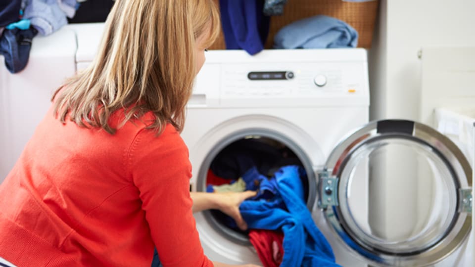 Eine 60-Grad-Wäsche empfielt sich, wenn ein Familienmitglied eine ansteckende Krankheit hat oder wenn dreckige Putzlappen gewaschen werden müssen.