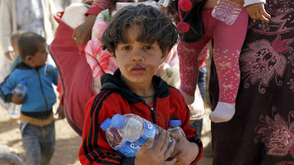 Flucht vor dem IS-Terror. In Syrien flüchten tausende Familien mit Kindern in die Türkei.