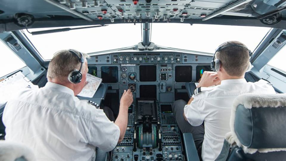 Blick in das Cockpit eines Airbus 319. Wer ein Flugzeug steuert, braucht fundierte Wetterkenntnisse.