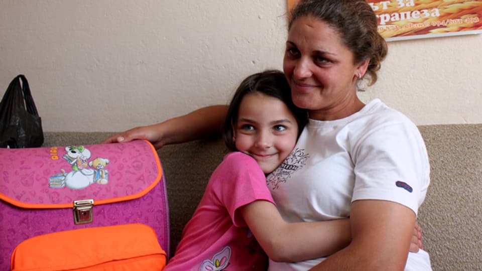 Beatriz freut sich zusammen mit ihrer Mutter über den neuen Schulsack.