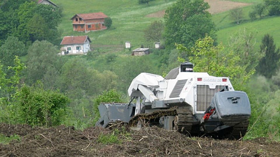 Das Gerät der Schweizer Firma «Digger» sucht und entschärft Minen.