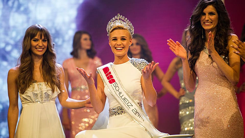 Krönchenübergabe: Die neue Miss Schweiz übernimmt das Krönchen von Dominique Rinderknecht.