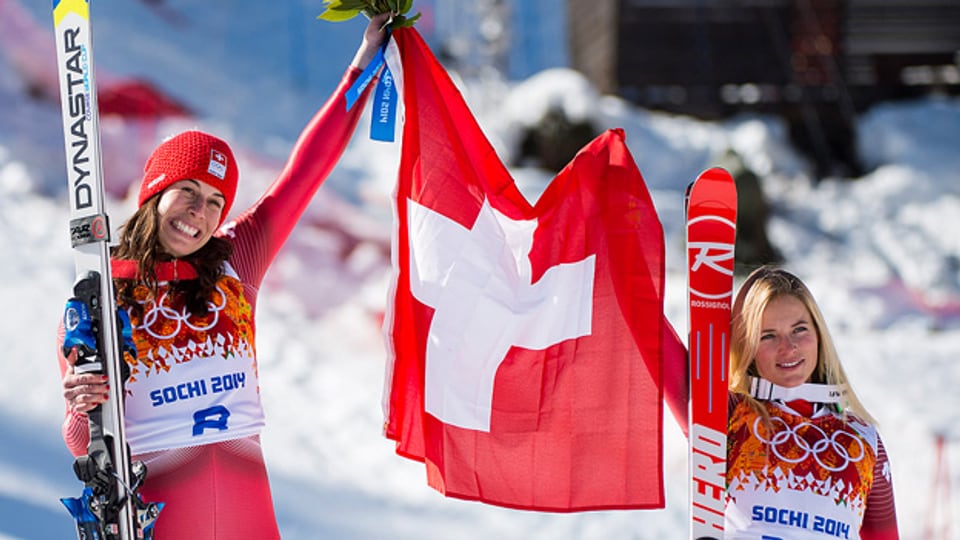 Dominique Gisin (Gold) und Lara Gut (Bronze) standen an den Olympischen Winterspielen 2014 in Sotschi auf dem Abfahrts-Podest.