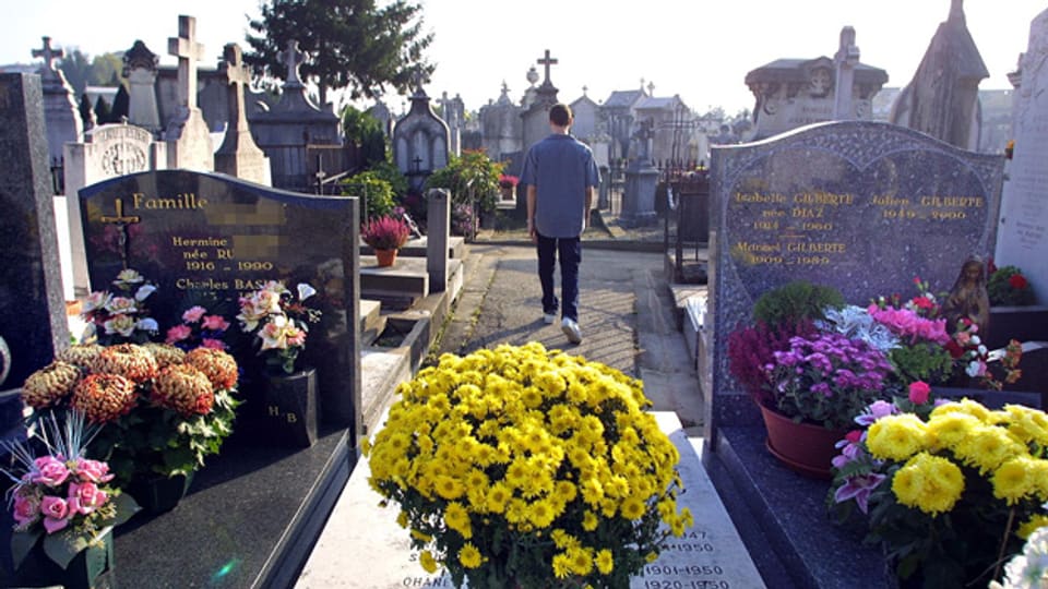 Ruhige Freizeitaktivitäten darf man heute auf dem Friedhof ausüben.