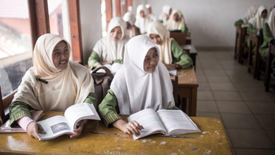 Nach dem Wiederaufbau: Mädchen in der Schule in Banda Aceh.