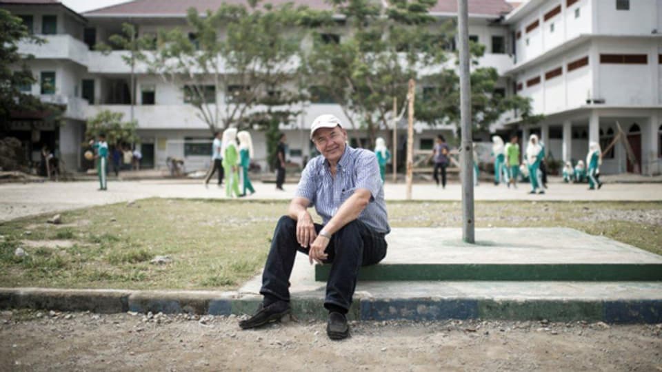 Wiederaufgebaut: Martin Fuhrer auf dem Pausenplatz der Schule in Banda Ache.