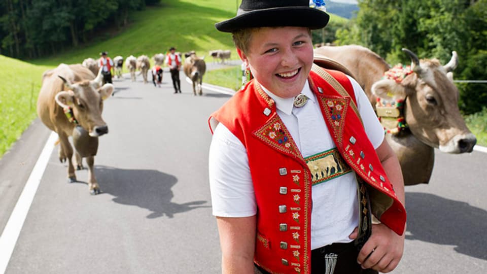 Ein Senn ist im September 2012 mit seinen Kühen in Hundwil (AR) unterwegs.