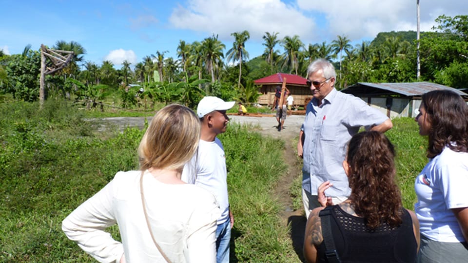 Glückskette-Direktor Tony Burgener ein Jahr nach dem Taifun Hayian unterwegs auf den Philippinen.