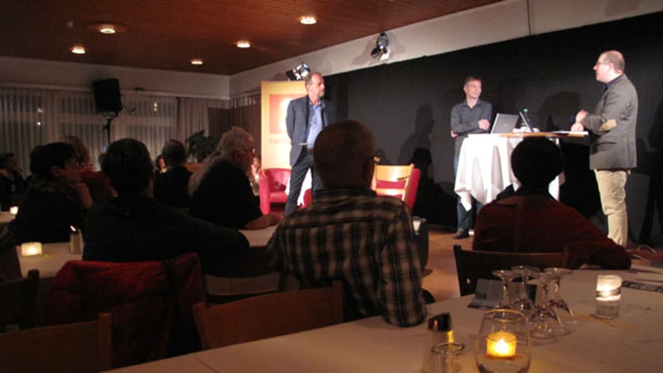 SRF 1-Moderator Joschi Kühne und die Schnabelweid-Redaktoren Christian Schmutz und Markus Gasser führen durch die Sendung.