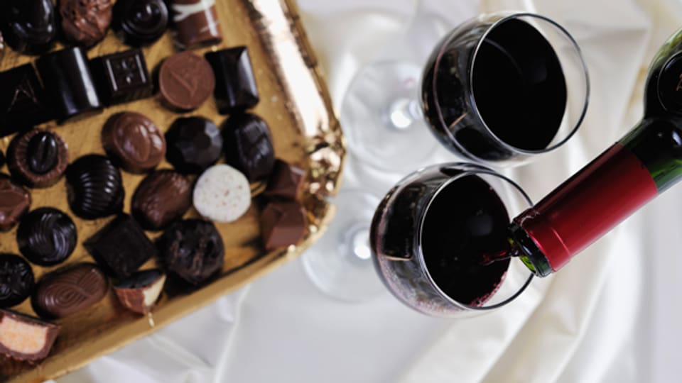 Dunkle Schokolade und trockener Rotwein sorgen für einen besonderes Geschmackserlebnis.