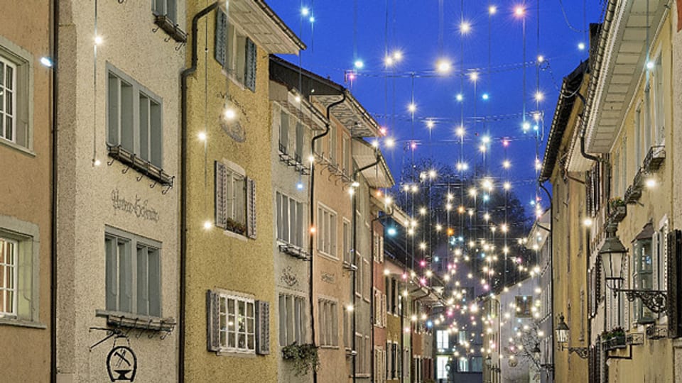 Blick in eine beleuchtete Gasse in der Siegerstadt Baden.