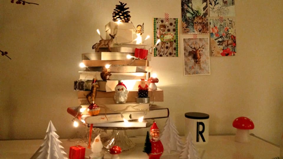 Kreativ: Mit Büchern und Lichtern lässt sich einfach ein Christbaum basteln.