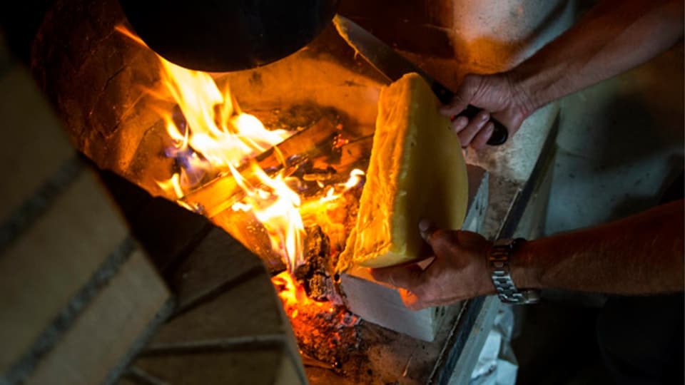 Funktioniert auch auf dem offenen Feuer: Käseschmelzen fürs Raclette.