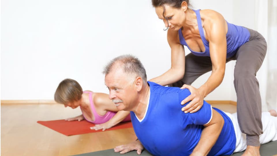 Im Senioren-Yoga wird auf die körperlichen Einschränkungen der älteren Menschen Rücksicht genommen.